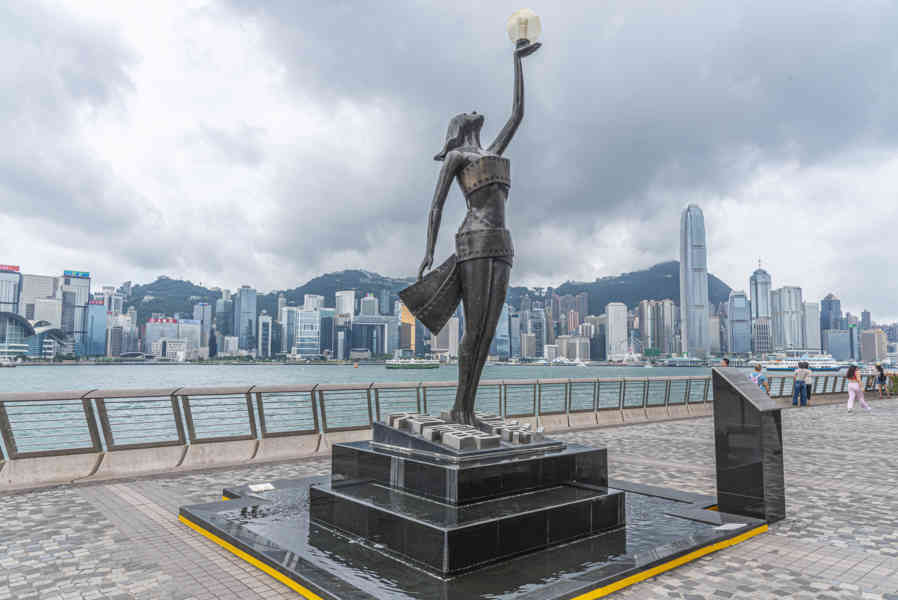 China - Hong Kong 020 - estatua de los Premios de Cine de Hong Kong